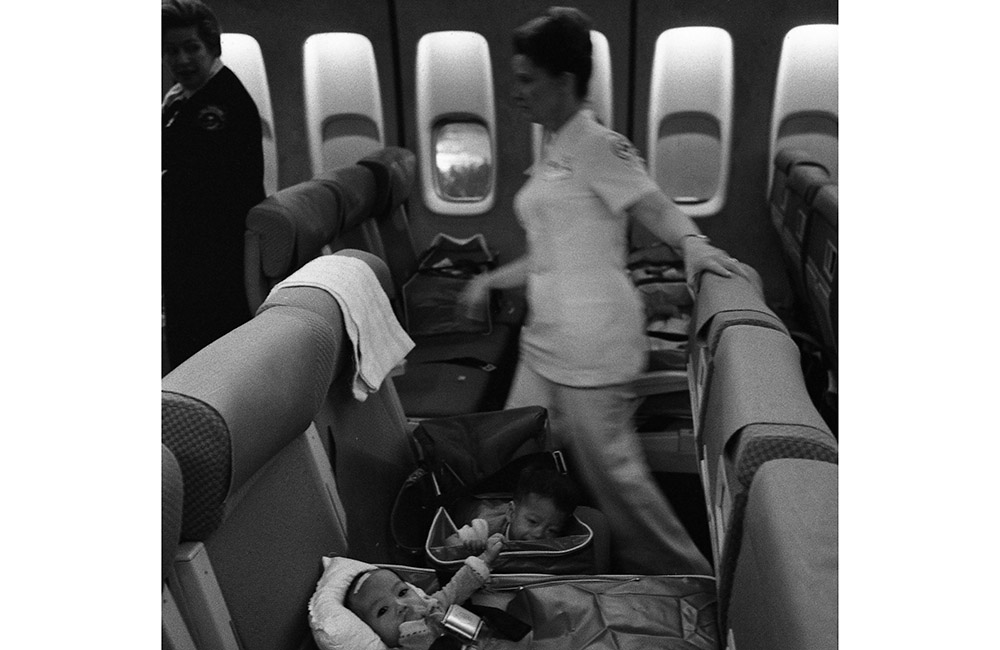 Krankenschwestern und vietnamesische Flüchtlingskinder auf einem Operation Babylift-Flug nach seiner Ankunft am San Fransisco International Airport 1975_World History ArchiveAlamy Krankenschwestern und vietnamesische Flüchtlingskinder auf einem Operation Babylift-Flug nach seiner Ankunft am San Fransisco International Airport 1975_World History ArchiveAlamy